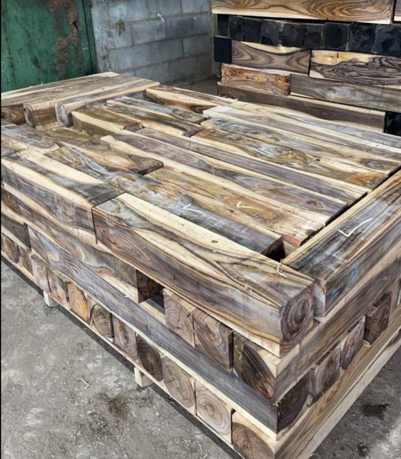 Proses Loading Pabrik Kayu